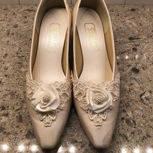 Pretty ivory wedding pumps